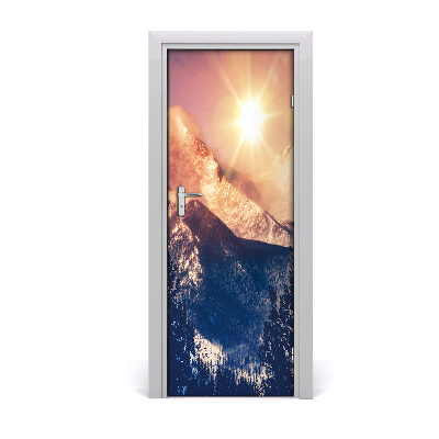 Ajtóposzter öntapadós Nap a hegyek és az erdő felett