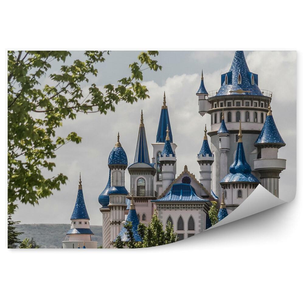 Fotótapéta Mesebeli kastély a fák között kék kupolákkal