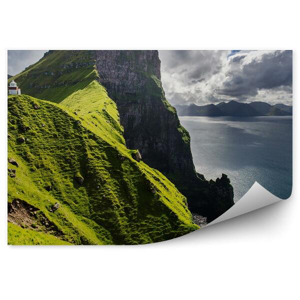 Poszter tapéta Kallur világítótorony Feröer-szigetek hegyek fű óceán égbolt felhők