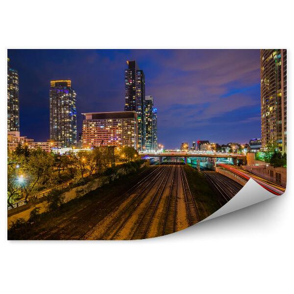 Fotó poszter tapéta A vonat nyomon követi az éjszakai városi hídforgalmat