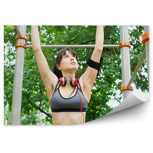 Fotótapéta Nő felemeli magát a bárban