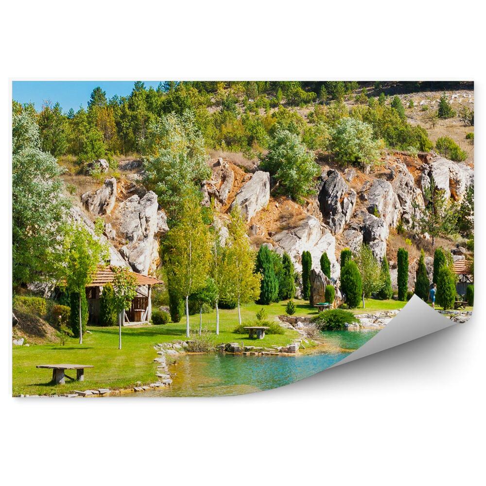 Poszter tapéta Ház sziklák fák óceán zöld ég felhők hegyek