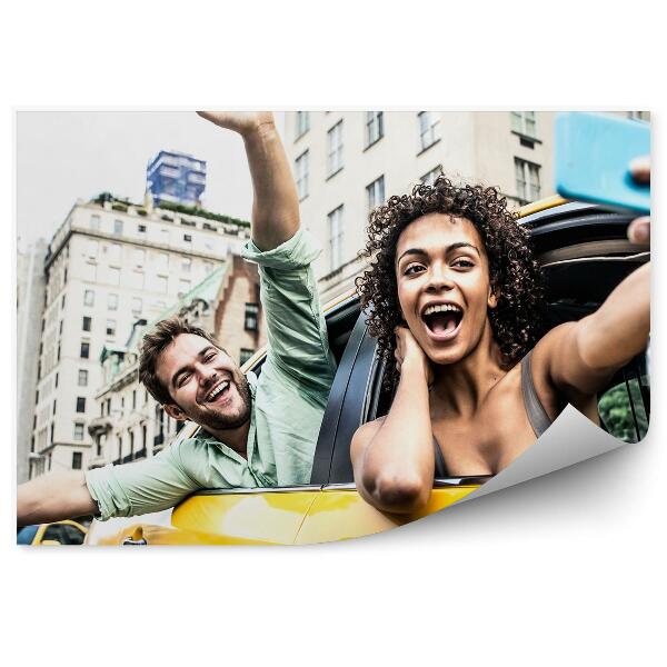 Fotótapéta Mosolygó emberek egy sárga taxiban