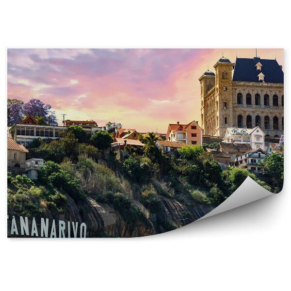 Öntapadós fotótapéta falra Sziklák fák épület házak fák ég felhők Madagaszkár város panorámája