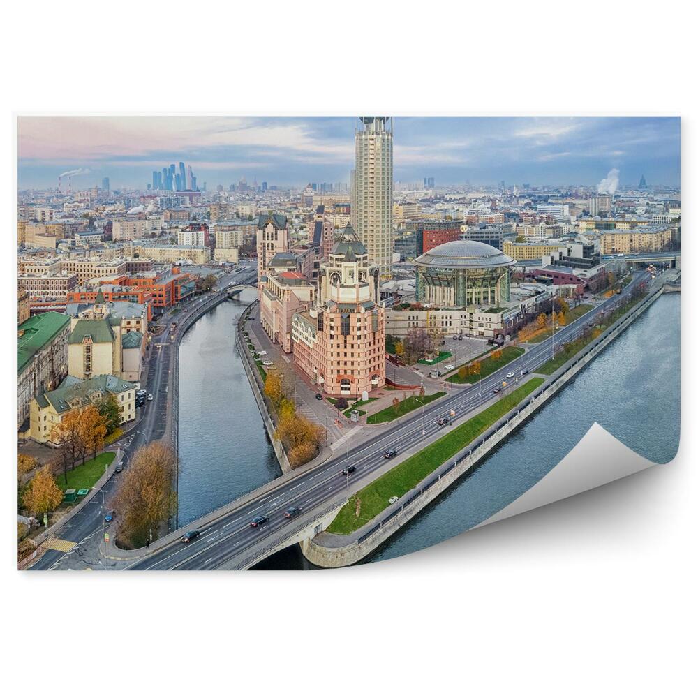 Modern fotótapéta Városi panoráma közúti autók csónakok fák folyó ég felhők