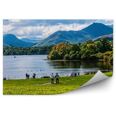 Öntapadós fotótapéta Emberek egy tóparti tájképen