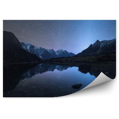 Poszter tapéta Csillagos éjszaka Nepálban. Hegyi és tavi táj magas sziklákból