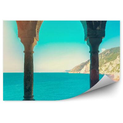 Fotótapéta Íves ablakokból kilátás nyílik a tengerpartra