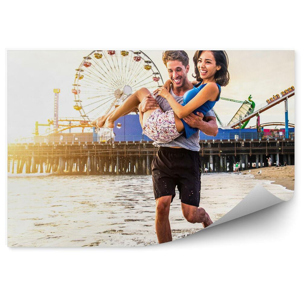 Öntapadós fotótapéta Boldog pár vidámpark tenger partján