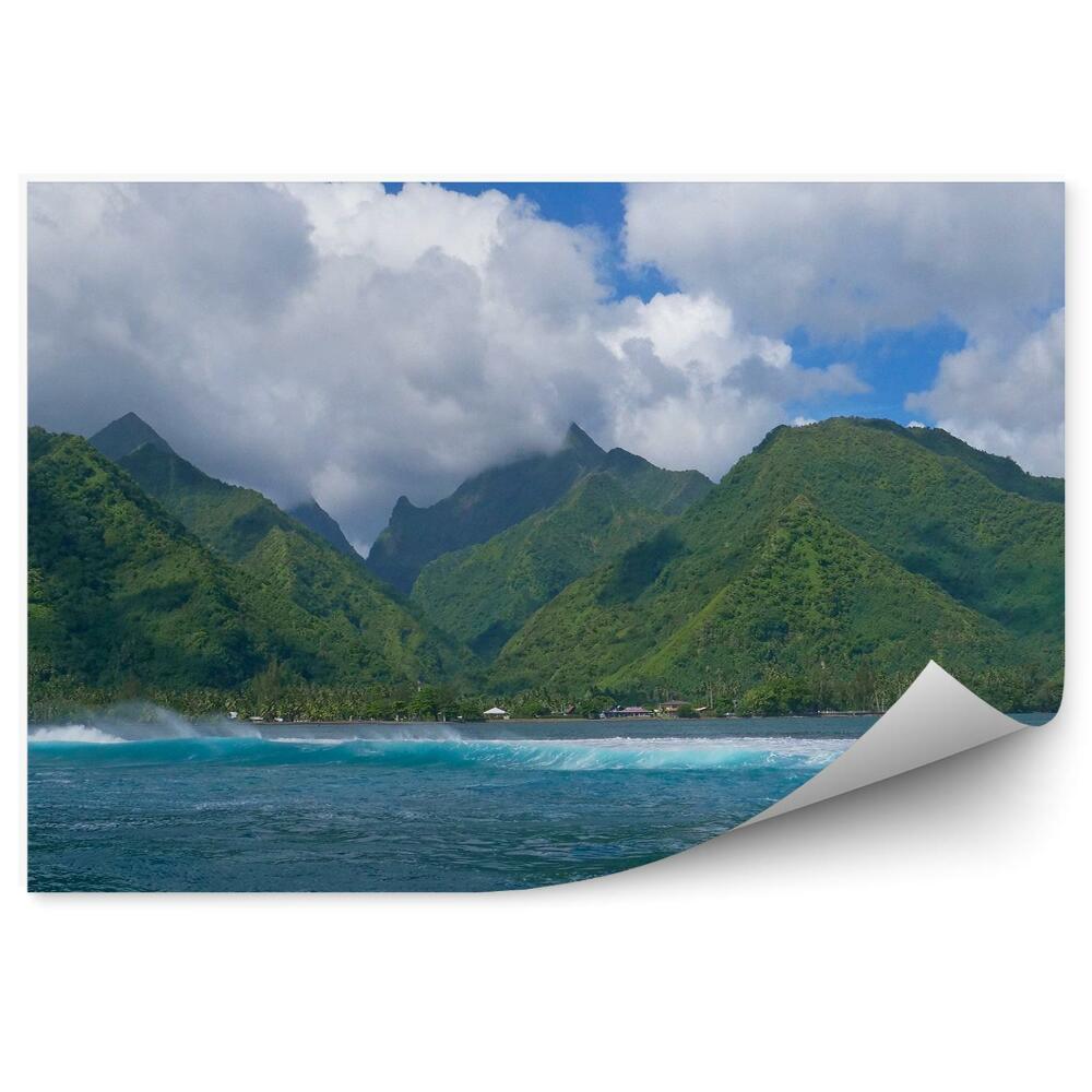 Öntapadós fotótapéta falra Hegyek zöld épületek óceán ég felhők hullámok