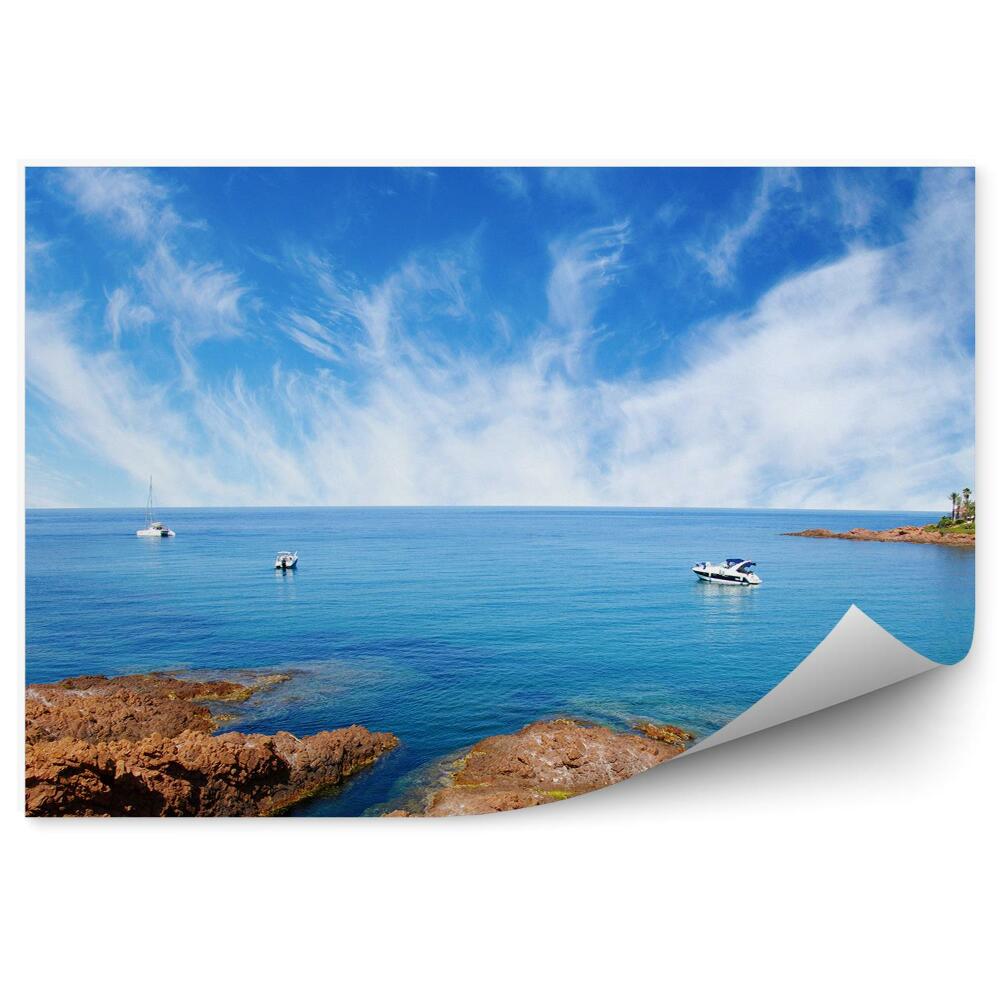 Fotótapéta Sziklás part csónakokkal az öbölben