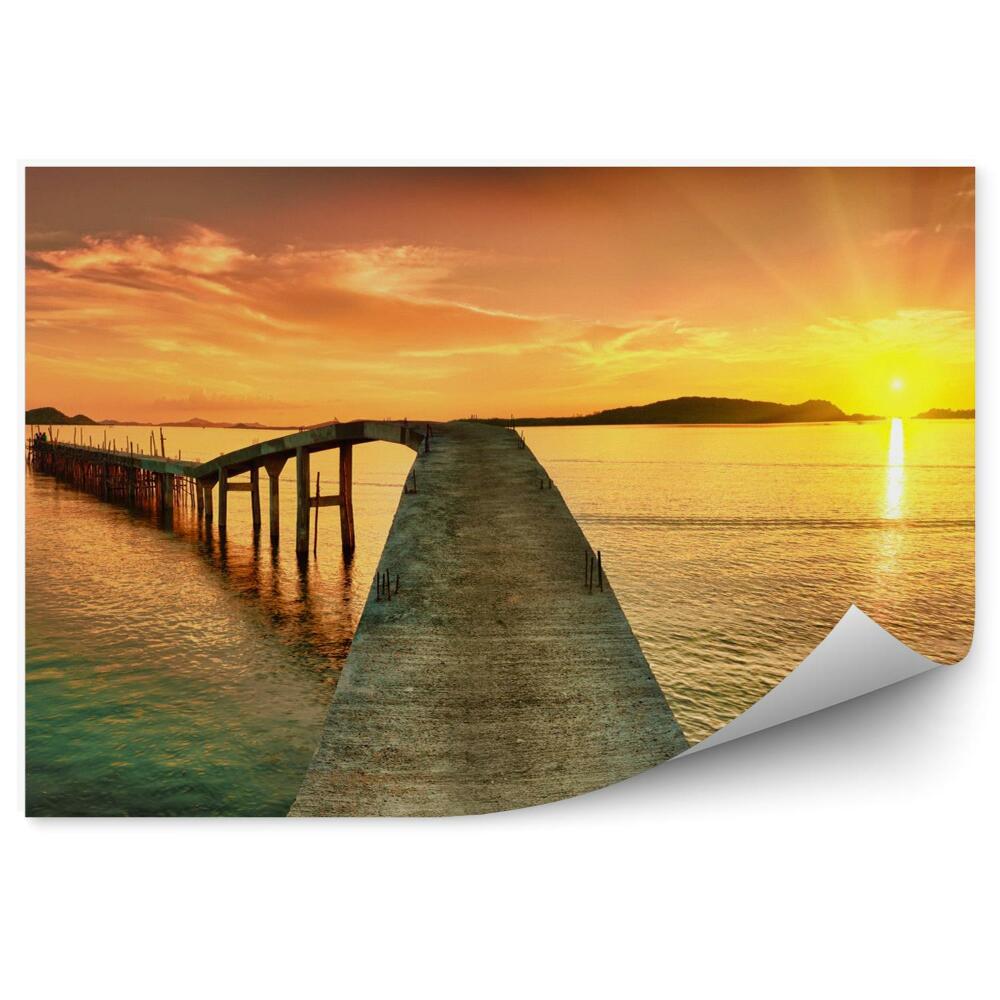 Öntapadós fotótapéta Panorámás kilátás egy trópusi strandra szörfösökkel naplementekor.