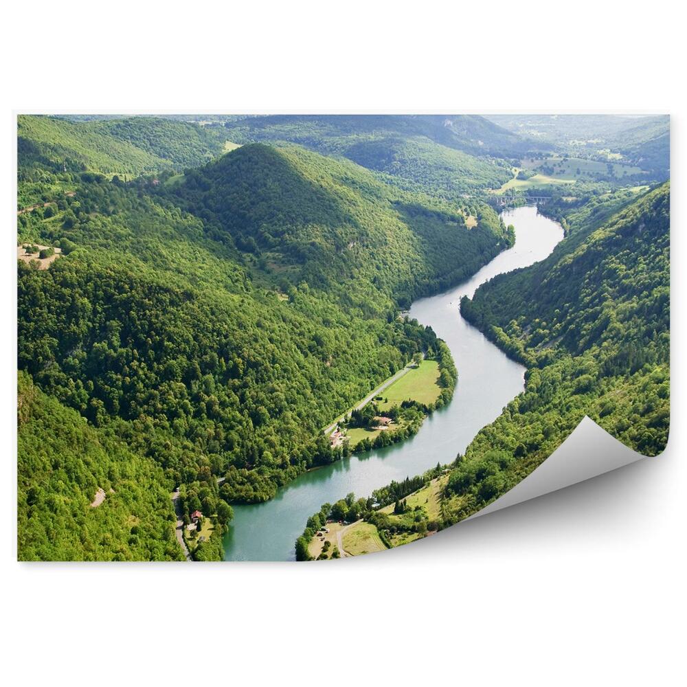 Fotótapéta Folyó zöld hegyek fák út házak ég