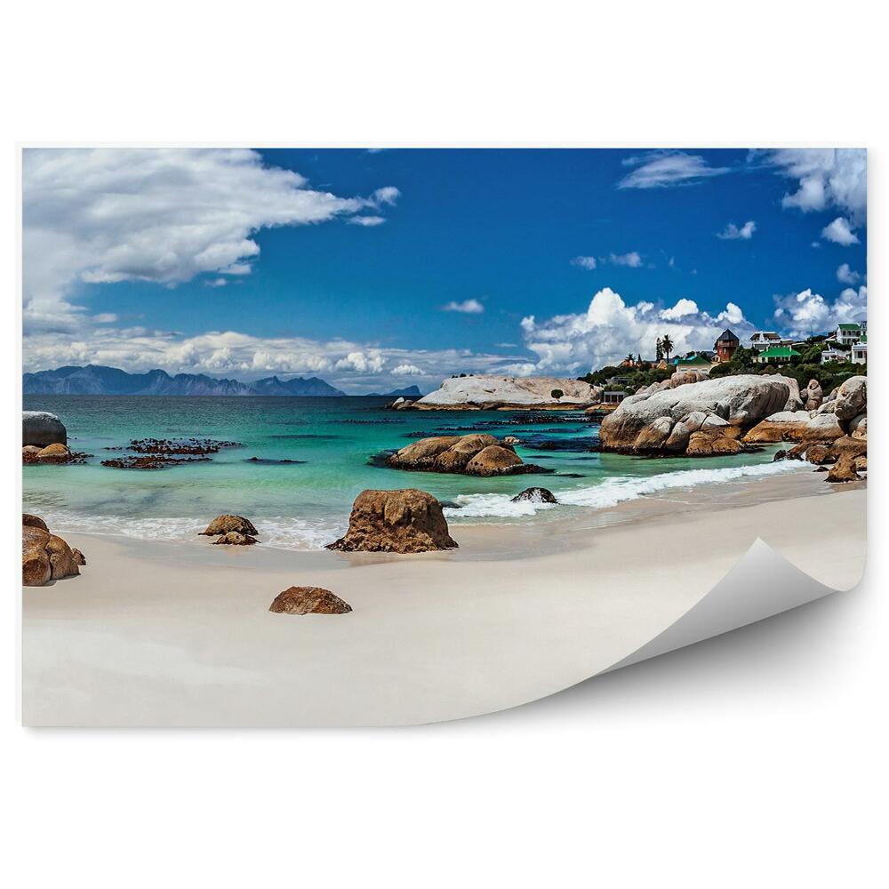 Öntapadós fotótapéta falra Hegyek sziklák város strand óceán égbolt felhők