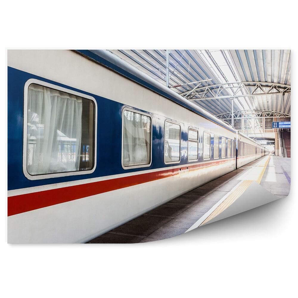 Fotótapéta Vonatmegálló lépcső a pályaudvaron