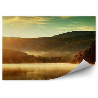 Poszter tapéta Gyönyörű őszi táj egy tó a reggeli ködben