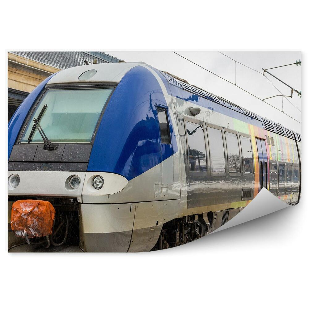 Fotótapéta Regionális vonat a téli hó állomáson