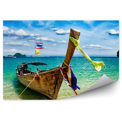 Poszter tapéta Hosszú csónak a tengerparton Vértes zászlók kék víz