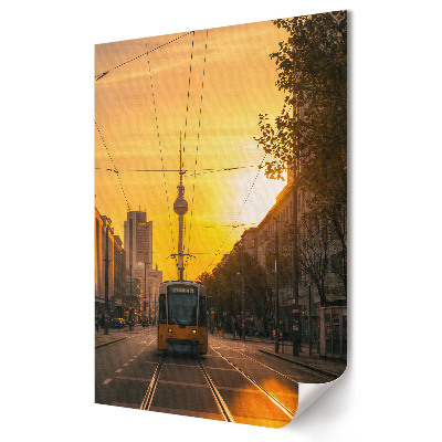 Naplemente egy berlini villamos felett poszter
