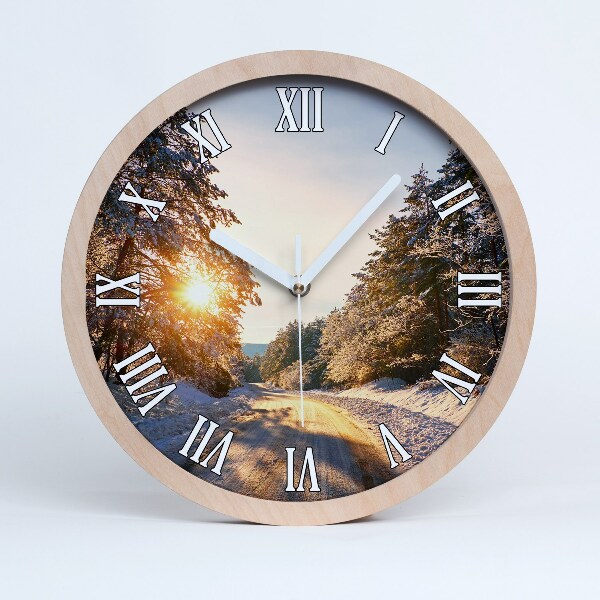 Fából készült óra Út az erdőben télen