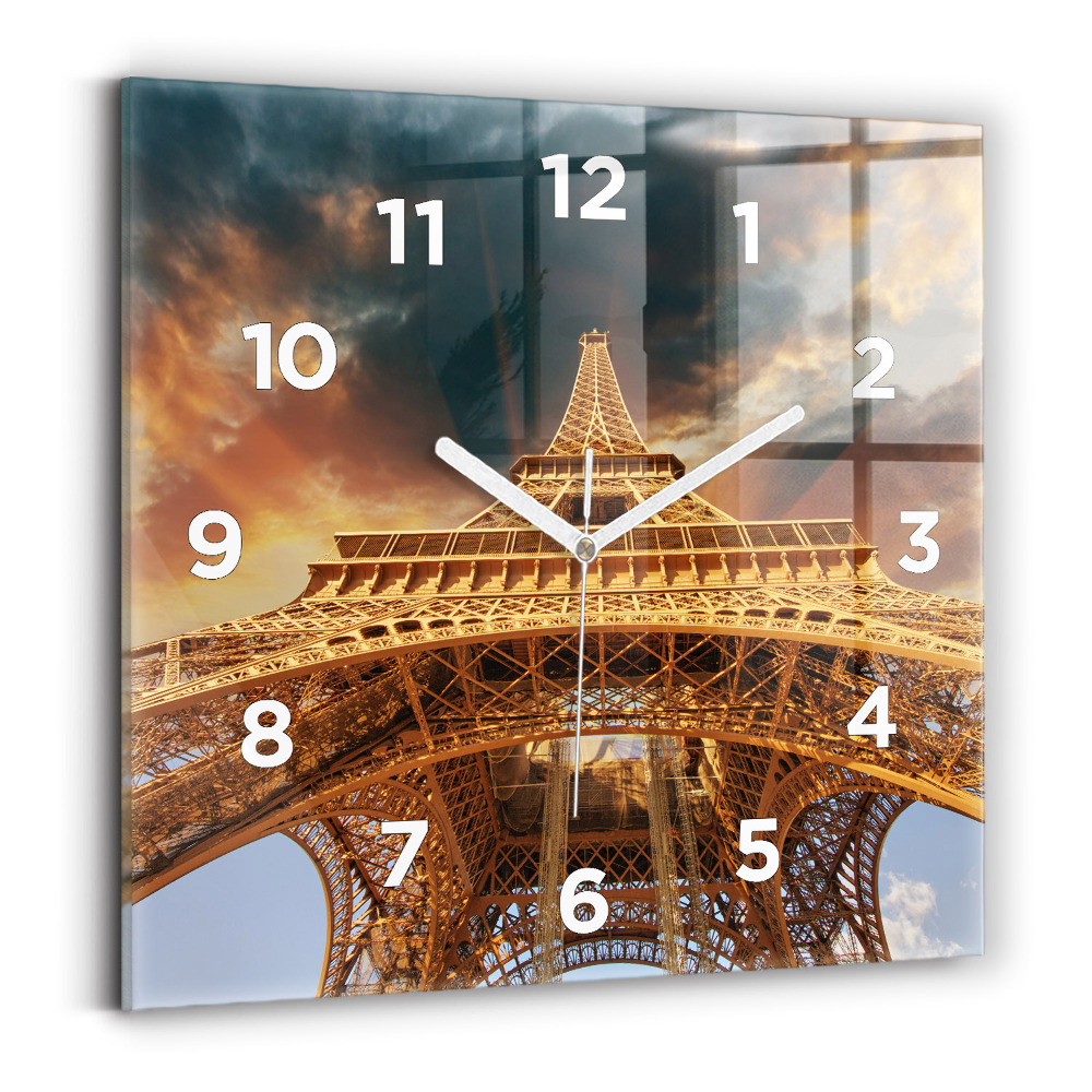 Négyzet alakú üvegóra 30x30 Eiffel-torony a háttérben a felhők