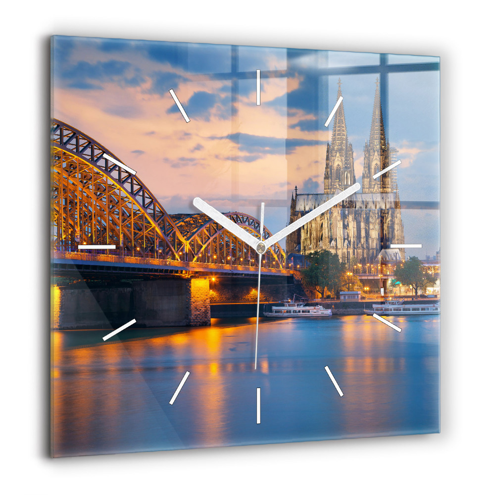 Négyzet alakú üvegóra 60x60 A városháza látképe