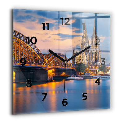 Négyzet alakú üvegóra 60x60 A városháza látképe