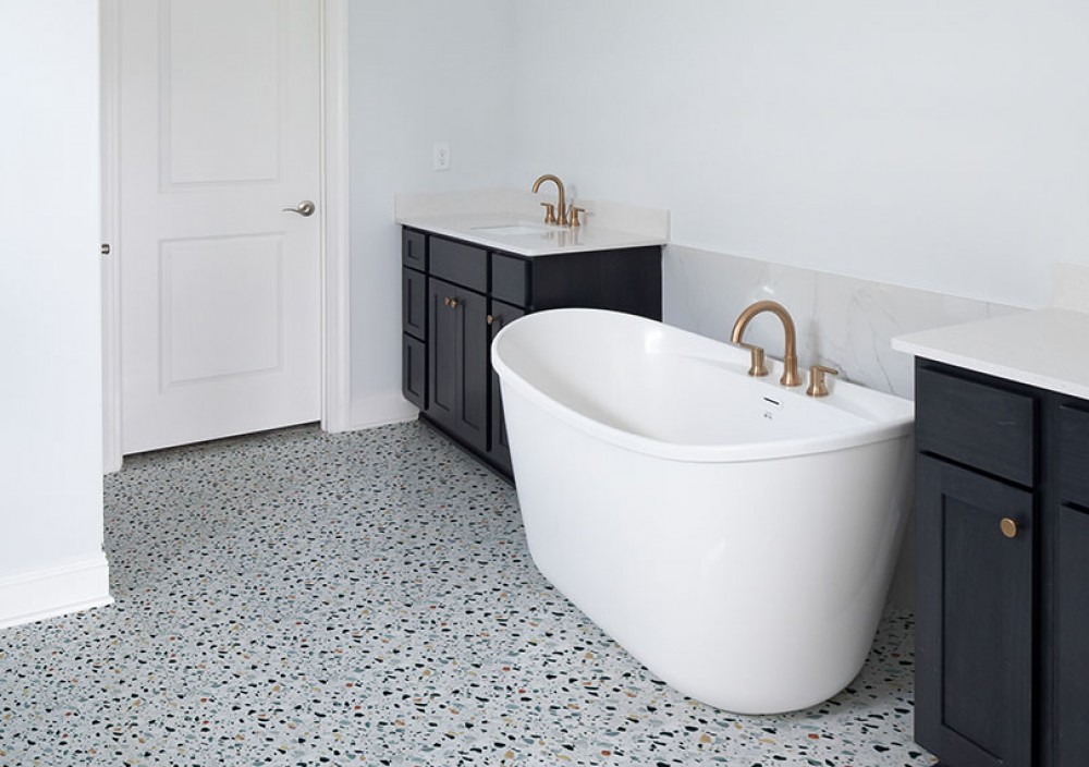 Hogyan kell díszíteni a fürdőszobát egy lakótömbben